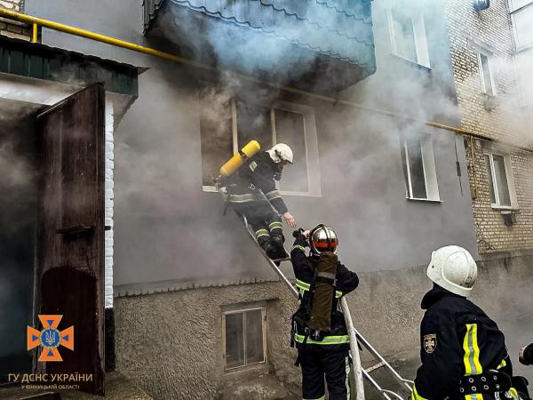 На Вінниччині під час пожежі надзвичайники врятували трьох малолітніх дітей та їх маму