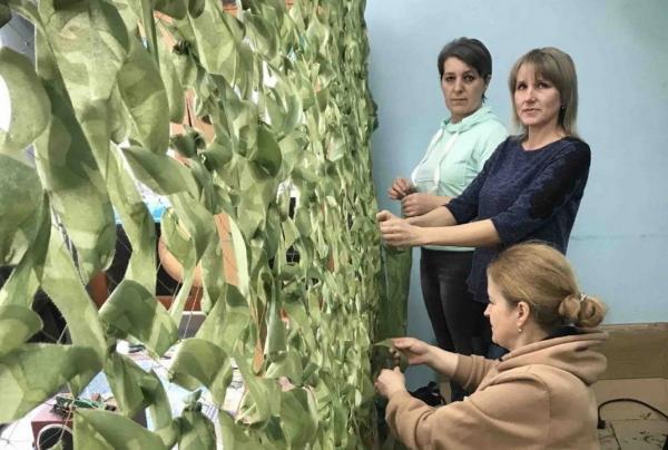 На Вінниччині волонтери змайстрували станок, який нарізає тканину для сіток