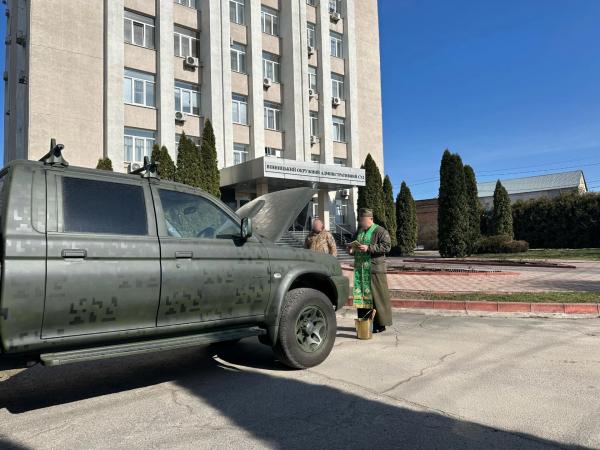 Судді Вінницького окружного адміністративного суду передали автомобіль для артилеристів