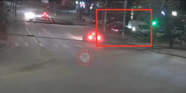 У Вінниці на Чорновола водій BMW з’їхав з проїжджої частини та «влетів» у припарковане авто