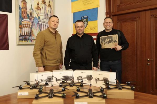 Вінничани передали 9 дронів воїнам 95-ої бригади