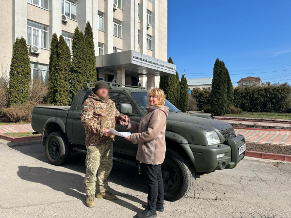 Судді Вінницького окружного адміністративного суду передали автомобіль для артилеристів