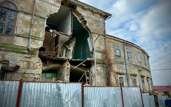 В Одессе упала стена аварийного здания больницы
