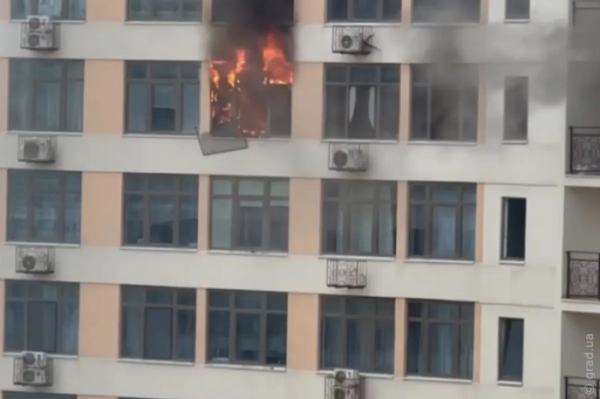 У житловому будинку в Одесі горить квартира