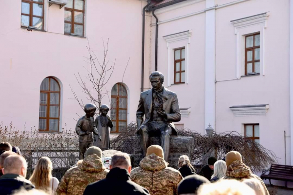 У Вінниці вшанували пам'ять захисників України та поклали квіти до пам’ятника Кобзарю