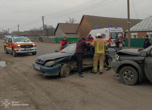 На Вінничині рятувальники деблокували жінку з понівеченого авто