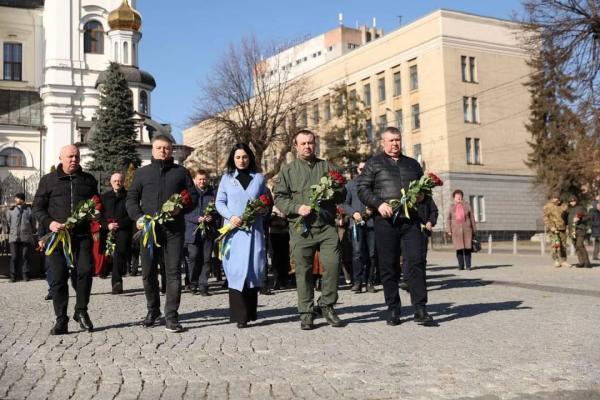 У Вінниці вшанували пам'ять захисників України та поклали квіти до пам’ятника Кобзарю