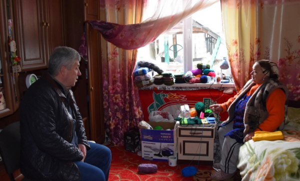 На Вінниччині пенсіонерка  в’яже теплі та кольорові шкарпетки воїнам