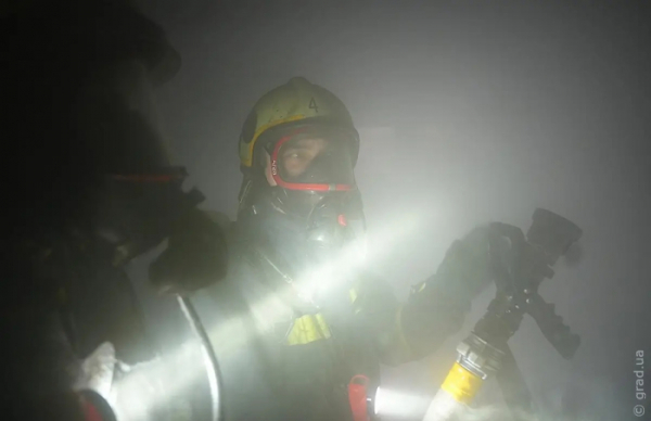 Пожежу у 16-поверхвці в Одесі гасили 33 рятувальники