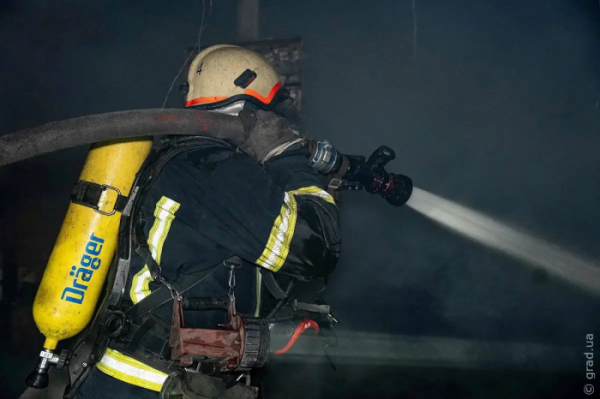 Вночі 57 вогнеборців гасили пожежу на території будинку інтернату у Красносілці