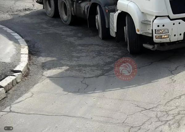Водій вантажівки у Вінниці забруднив проїжджу частину бетонною сумішшю