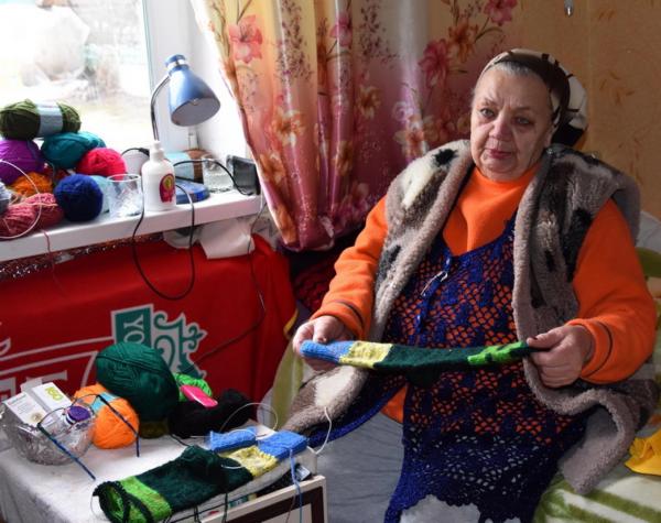На Вінниччині пенсіонерка  в’яже теплі та кольорові шкарпетки воїнам