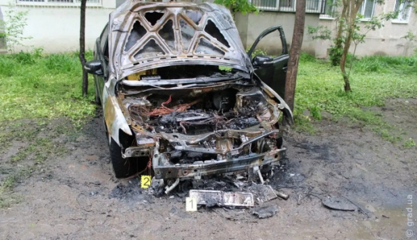 Молоді люди підпалили автомобіль одесита, щоб зняти відео