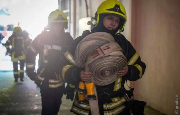 Ранкову пожежу на Дерибасівській гасили 50 рятувальників