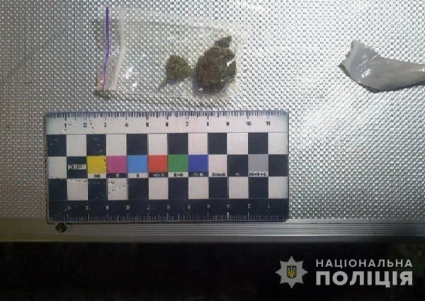 У Вінниці затримали 2-х чоловіків, які розкладали по місту наркотики
