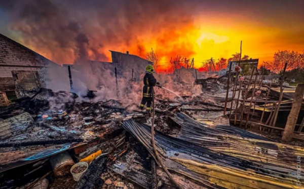 У Нерубайському 27 рятувальників гасили масштабну пожежу