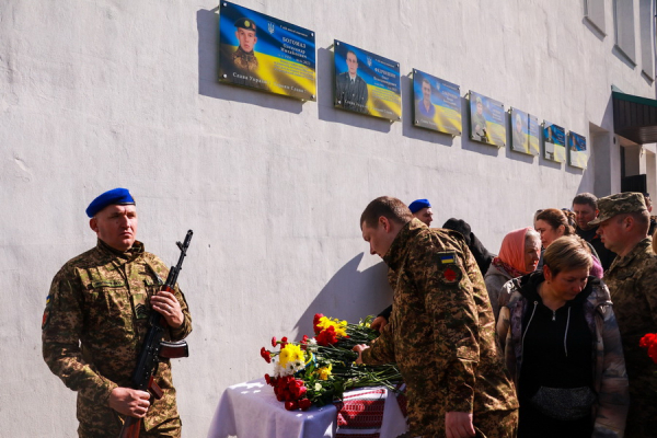 У селі на Вінниччині відкрили меморіальну дошку на честь загиблого воїна бригади «Червона Калина»