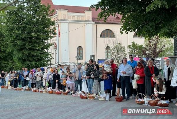 На Великдень до кафедрального собору Вінниці прийшли тисячі людей, щоб посвятити паски
