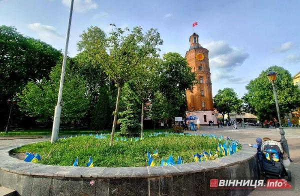 У середмісті Вінниці з’явилася нова локація для вшанування захисників. Фоторепортаж