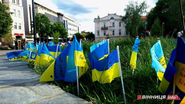 У середмісті Вінниці з’явилася нова локація для вшанування захисників. Фоторепортаж