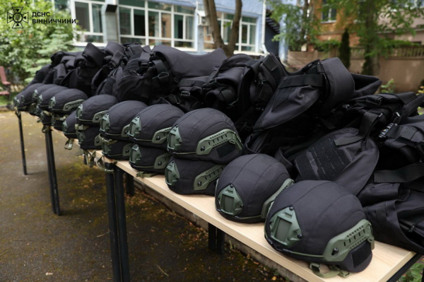 Рятувальникам Вінниччини передали сучасні бронежилети та каски