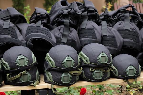 Рятувальникам Вінниччини передали сучасні бронежилети та каски