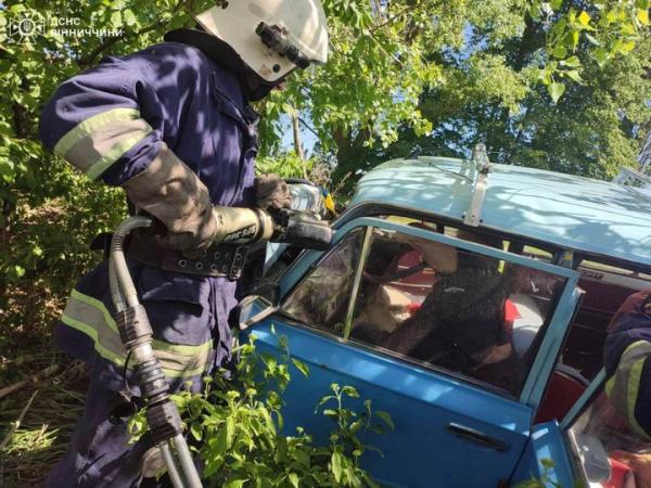 На Вінниччині 75-річний водій «ВАЗу» злетів з траси та зіткнувся з деревом