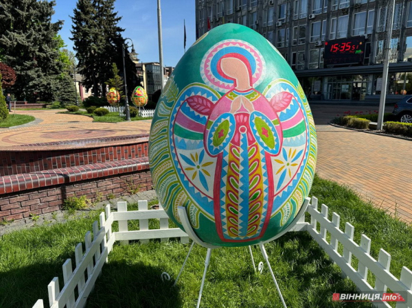 У центрі Вінниці встановили велетенські писанки. Фото