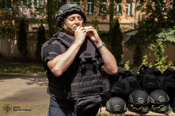 Рятувальникам Вінниччини передали сучасні бронежилети та каски
