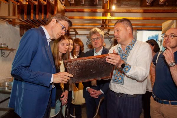 Сергій Моргунов з мерами французького і німецького міст відвідали пасіку біля Вінниці, якій біля 100 років