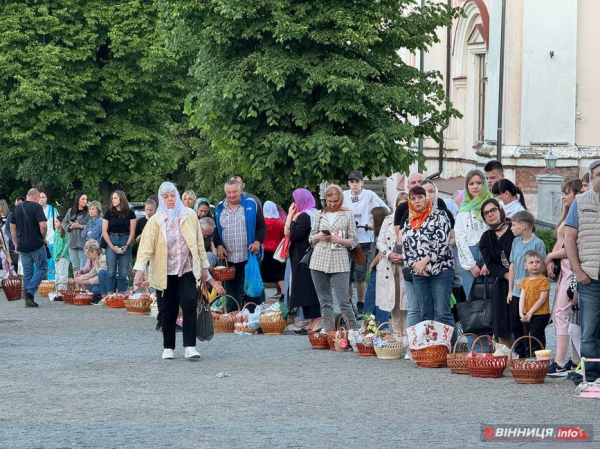 На Великдень до кафедрального собору Вінниці прийшли тисячі людей, щоб посвятити паски