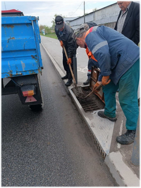 Комунальники Вінниці продовжують очищати водойми на прибережних смугах міста