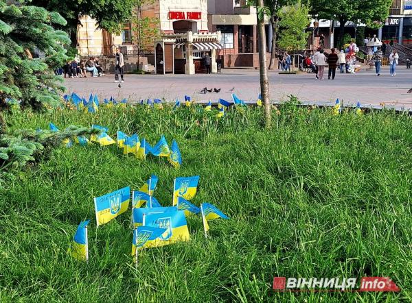 У середмісті Вінниці з’явилася нова локація для вшанування захисників. Фоторепортаж