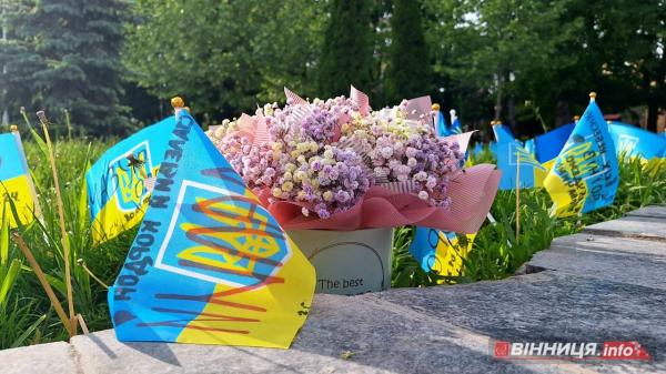 У середмісті Вінниці з’явилася нова локація для вшанування захисників. Фоторепортаж