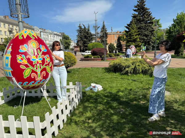 У центрі Вінниці встановили велетенські писанки. Фото