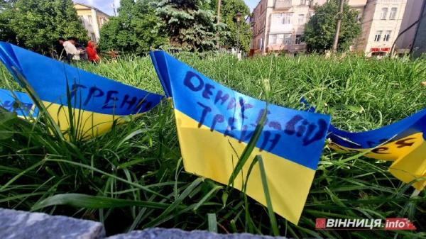 У середмісті Вінниці з’явилася нова локація для вшанування захисників. Фоторепортаж