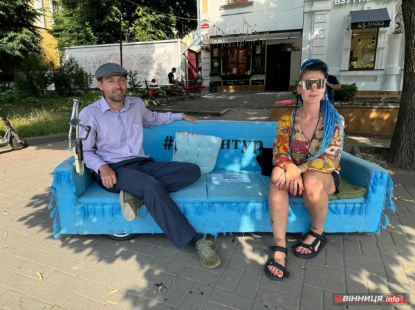 Волонтери на дивані завітали до Вінниці: Фото та відео