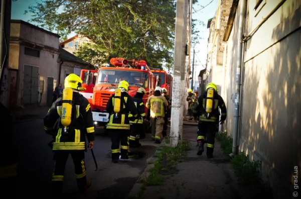 В Одесі вранці горів двоповерховий швейний цех