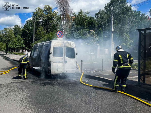 У Вінниці на Старому місті згорів мікроавтобус