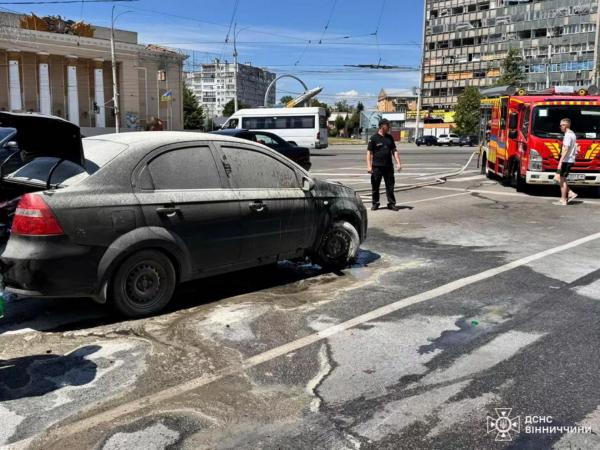 Біля Будинку офіцерів у Вінниці спалахнув автомобіль