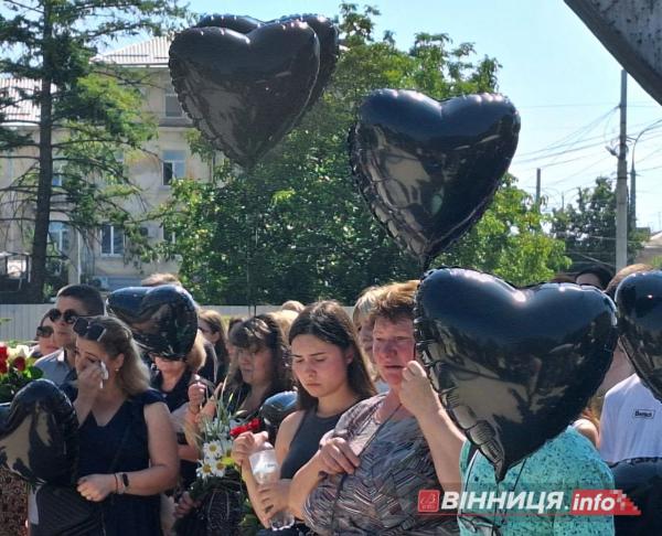 Друга річниця ракетного удару по Вінниці: в день жалоби біля Ювілейного зібралися родичі та друзі загиблих