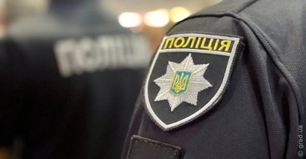 В Одесі чоловіки у формі побили невідомого: відео потрапило в мережу