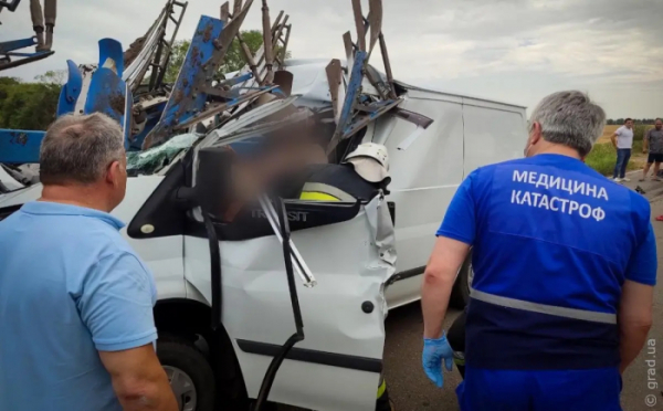 ДТП на Одещині: рятувальники визволили водія з понівеченої автівки