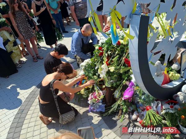 Друга річниця ракетного удару по Вінниці: в день жалоби біля Ювілейного зібралися родичі та друзі загиблих