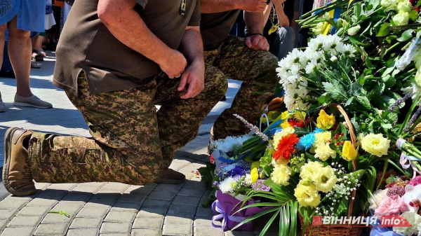 Друга річниця ракетного удару по Вінниці: в день жалоби біля Ювілейного зібралися родичі та друзі загиблих