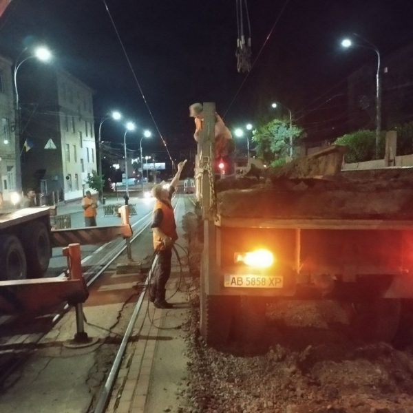 У Вінниці ремонтують трамвайні колії на Замості