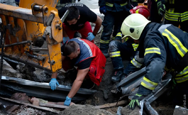 В Одеському порту обвалилася будівля: загинула людина