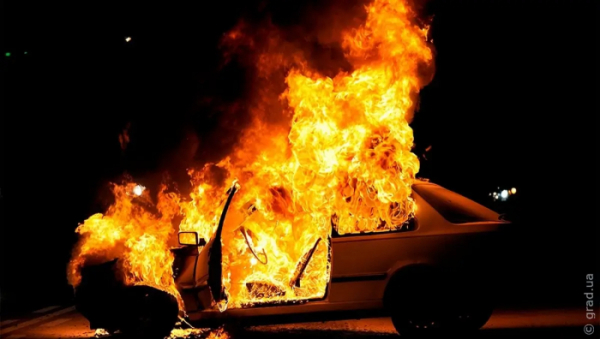 На Одещині водій обгорів, намагаючись загасити палаючу автівку