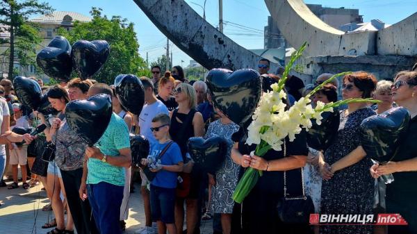 Друга річниця ракетного удару по Вінниці: в день жалоби біля Ювілейного зібралися родичі та друзі загиблих