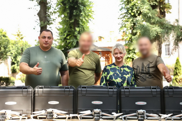 Військовим, які знаходяться у найгарячіших напрямках фронту, передали 25 квадрокоптерів з Вінниччини